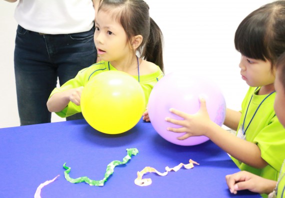 ภาพกิจกรรม คณะวิทยาศาสตร์และเทคโนโลยี จัดค่ายวิทยาศาสตร์โรงเรียนสาธิตฯ อนุบาล