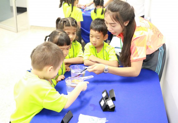 ภาพกิจกรรม คณะวิทยาศาสตร์และเทคโนโลยี จัดค่ายวิทยาศาสตร์โรงเรียนสาธิตฯ อนุบาล