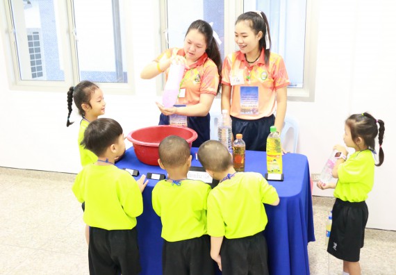 ภาพกิจกรรม คณะวิทยาศาสตร์และเทคโนโลยี จัดค่ายวิทยาศาสตร์โรงเรียนสาธิตฯ อนุบาล