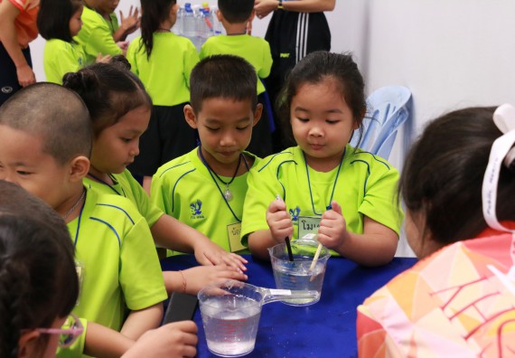 ภาพกิจกรรม คณะวิทยาศาสตร์และเทคโนโลยี จัดค่ายวิทยาศาสตร์โรงเรียนสาธิตฯ อนุบาล