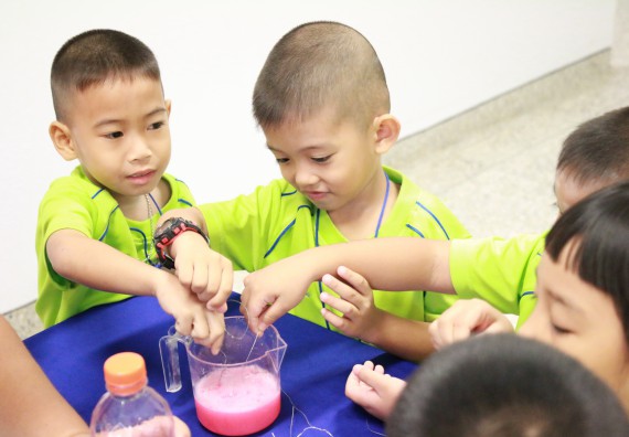 ภาพกิจกรรม คณะวิทยาศาสตร์และเทคโนโลยี จัดค่ายวิทยาศาสตร์โรงเรียนสาธิตฯ อนุบาล