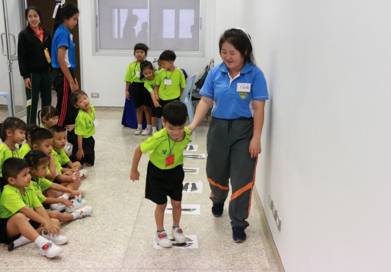 ภาพกิจกรรม คณะวิทยาศาสตร์และเทคโนโลยี จัดค่ายวิทยาศาสตร์โรงเรียนสาธิตฯ อนุบาล