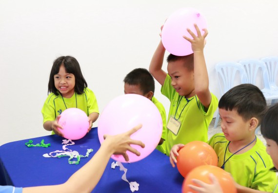 ภาพกิจกรรม คณะวิทยาศาสตร์และเทคโนโลยี จัดค่ายวิทยาศาสตร์โรงเรียนสาธิตฯ อนุบาล