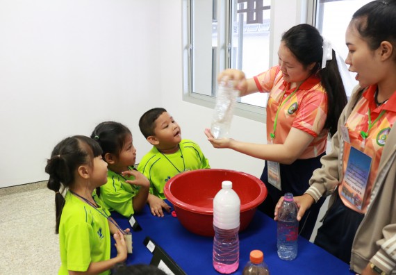 ภาพกิจกรรม คณะวิทยาศาสตร์และเทคโนโลยี จัดค่ายวิทยาศาสตร์โรงเรียนสาธิตฯ อนุบาล
