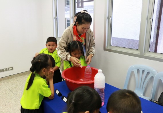 ภาพกิจกรรม คณะวิทยาศาสตร์และเทคโนโลยี จัดค่ายวิทยาศาสตร์โรงเรียนสาธิตฯ อนุบาล