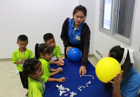 ภาพกิจกรรม คณะวิทยาศาสตร์และเทคโนโลยี จัดค่ายวิทยาศาสตร์โรงเรียนสาธิตฯ อนุบาล