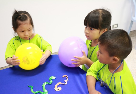 ภาพกิจกรรม คณะวิทยาศาสตร์และเทคโนโลยี จัดค่ายวิทยาศาสตร์โรงเรียนสาธิตฯ อนุบาล