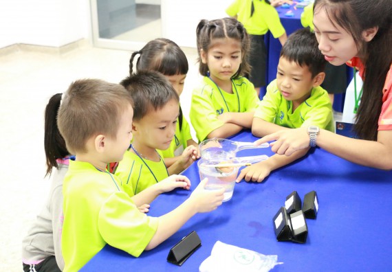 ภาพกิจกรรม คณะวิทยาศาสตร์และเทคโนโลยี จัดค่ายวิทยาศาสตร์โรงเรียนสาธิตฯ อนุบาล