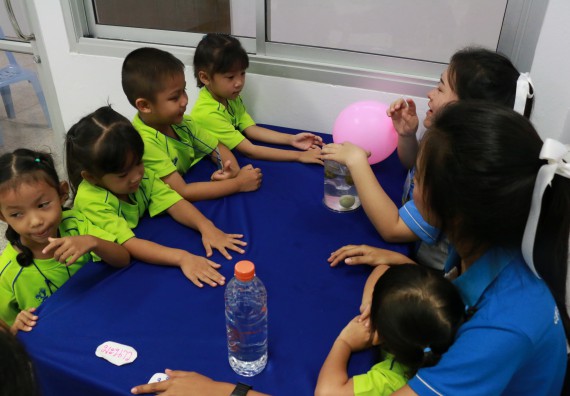 ภาพกิจกรรม คณะวิทยาศาสตร์และเทคโนโลยี จัดค่ายวิทยาศาสตร์โรงเรียนสาธิตฯ อนุบาล