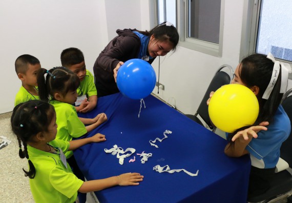 ภาพกิจกรรม คณะวิทยาศาสตร์และเทคโนโลยี จัดค่ายวิทยาศาสตร์โรงเรียนสาธิตฯ อนุบาล