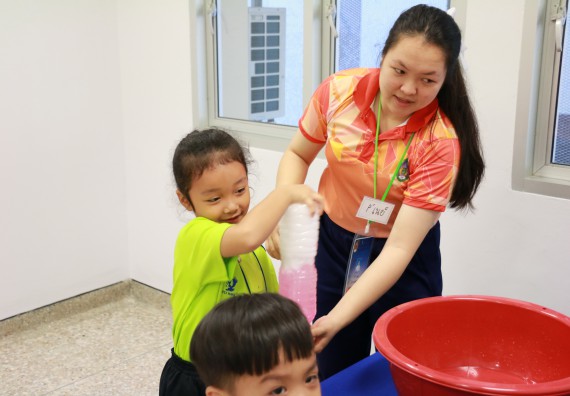 ภาพกิจกรรม คณะวิทยาศาสตร์และเทคโนโลยี จัดค่ายวิทยาศาสตร์โรงเรียนสาธิตฯ อนุบาล