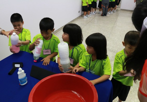 ภาพกิจกรรม คณะวิทยาศาสตร์และเทคโนโลยี จัดค่ายวิทยาศาสตร์โรงเรียนสาธิตฯ อนุบาล