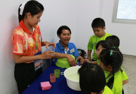 ภาพกิจกรรม คณะวิทยาศาสตร์และเทคโนโลยี จัดค่ายวิทยาศาสตร์โรงเรียนสาธิตฯ อนุบาล