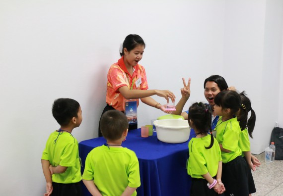 ภาพกิจกรรม คณะวิทยาศาสตร์และเทคโนโลยี จัดค่ายวิทยาศาสตร์โรงเรียนสาธิตฯ อนุบาล