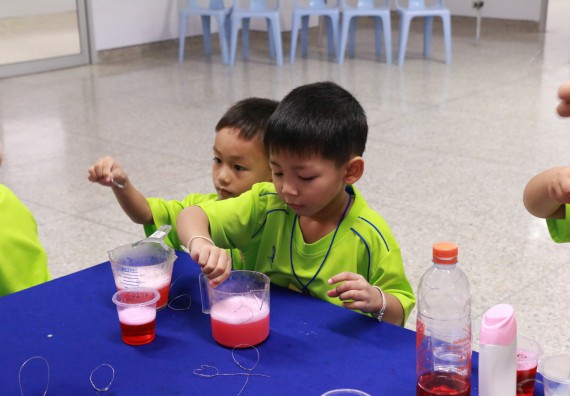 ภาพกิจกรรม คณะวิทยาศาสตร์และเทคโนโลยี จัดค่ายวิทยาศาสตร์โรงเรียนสาธิตฯ อนุบาล