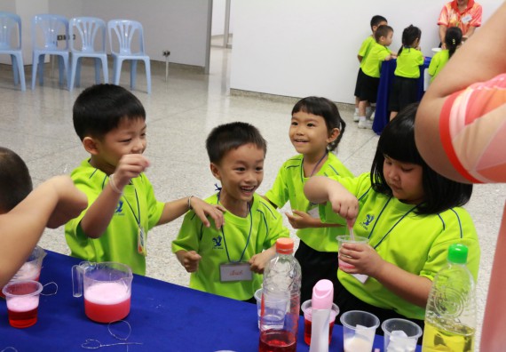 ภาพกิจกรรม คณะวิทยาศาสตร์และเทคโนโลยี จัดค่ายวิทยาศาสตร์โรงเรียนสาธิตฯ อนุบาล