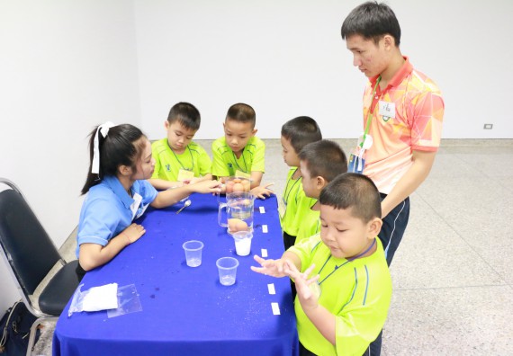 ภาพกิจกรรม คณะวิทยาศาสตร์และเทคโนโลยี จัดค่ายวิทยาศาสตร์โรงเรียนสาธิตฯ อนุบาล