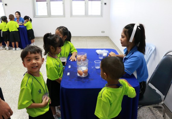ภาพกิจกรรม คณะวิทยาศาสตร์และเทคโนโลยี จัดค่ายวิทยาศาสตร์โรงเรียนสาธิตฯ อนุบาล