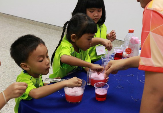 ภาพกิจกรรม คณะวิทยาศาสตร์และเทคโนโลยี จัดค่ายวิทยาศาสตร์โรงเรียนสาธิตฯ อนุบาล
