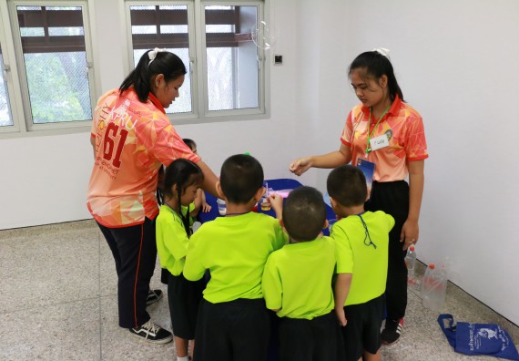 ภาพกิจกรรม คณะวิทยาศาสตร์และเทคโนโลยี จัดค่ายวิทยาศาสตร์โรงเรียนสาธิตฯ อนุบาล