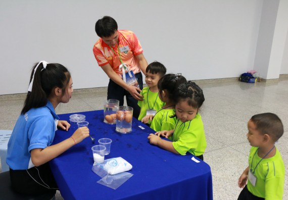 ภาพกิจกรรม คณะวิทยาศาสตร์และเทคโนโลยี จัดค่ายวิทยาศาสตร์โรงเรียนสาธิตฯ อนุบาล