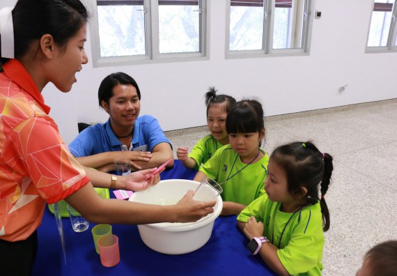ภาพกิจกรรม คณะวิทยาศาสตร์และเทคโนโลยี จัดค่ายวิทยาศาสตร์โรงเรียนสาธิตฯ อนุบาล
