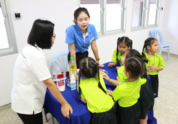 ภาพกิจกรรม คณะวิทยาศาสตร์และเทคโนโลยี จัดค่ายวิทยาศาสตร์โรงเรียนสาธิตฯ อนุบาล