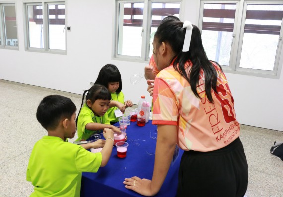 ภาพกิจกรรม คณะวิทยาศาสตร์และเทคโนโลยี จัดค่ายวิทยาศาสตร์โรงเรียนสาธิตฯ อนุบาล