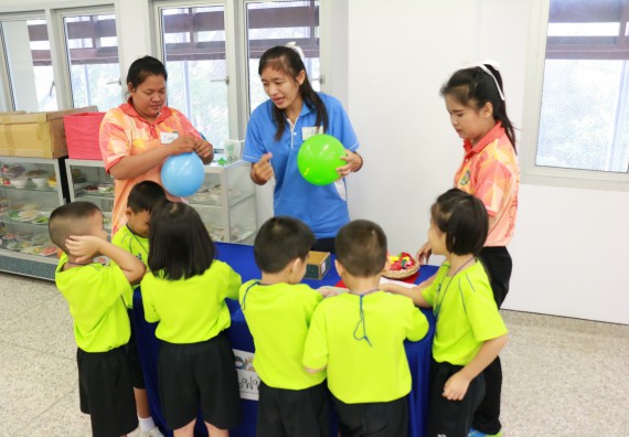 ภาพกิจกรรม คณะวิทยาศาสตร์และเทคโนโลยี จัดค่ายวิทยาศาสตร์โรงเรียนสาธิตฯ อนุบาล