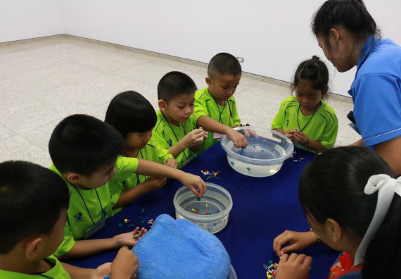 ภาพกิจกรรม คณะวิทยาศาสตร์และเทคโนโลยี จัดค่ายวิทยาศาสตร์โรงเรียนสาธิตฯ อนุบาล