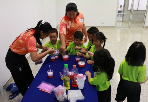 ภาพกิจกรรม คณะวิทยาศาสตร์และเทคโนโลยี จัดค่ายวิทยาศาสตร์โรงเรียนสาธิตฯ อนุบาล