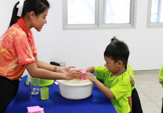 ภาพกิจกรรม คณะวิทยาศาสตร์และเทคโนโลยี จัดค่ายวิทยาศาสตร์โรงเรียนสาธิตฯ อนุบาล
