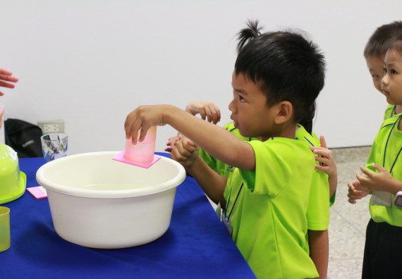 ภาพกิจกรรม คณะวิทยาศาสตร์และเทคโนโลยี จัดค่ายวิทยาศาสตร์โรงเรียนสาธิตฯ อนุบาล