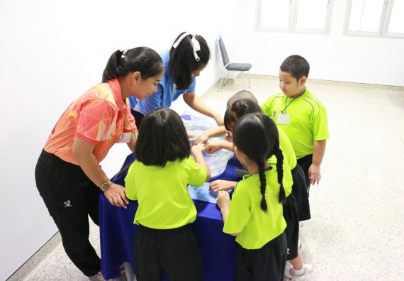 ภาพกิจกรรม คณะวิทยาศาสตร์และเทคโนโลยี จัดค่ายวิทยาศาสตร์โรงเรียนสาธิตฯ อนุบาล