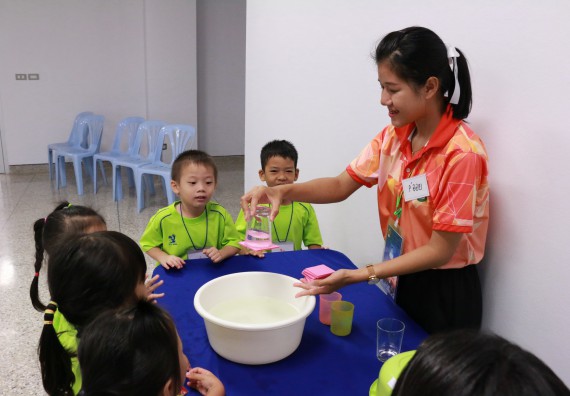 ภาพกิจกรรม คณะวิทยาศาสตร์และเทคโนโลยี จัดค่ายวิทยาศาสตร์โรงเรียนสาธิตฯ อนุบาล
