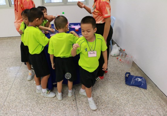 ภาพกิจกรรม คณะวิทยาศาสตร์และเทคโนโลยี จัดค่ายวิทยาศาสตร์โรงเรียนสาธิตฯ อนุบาล