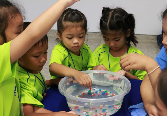 ภาพกิจกรรม คณะวิทยาศาสตร์และเทคโนโลยี จัดค่ายวิทยาศาสตร์โรงเรียนสาธิตฯ อนุบาล