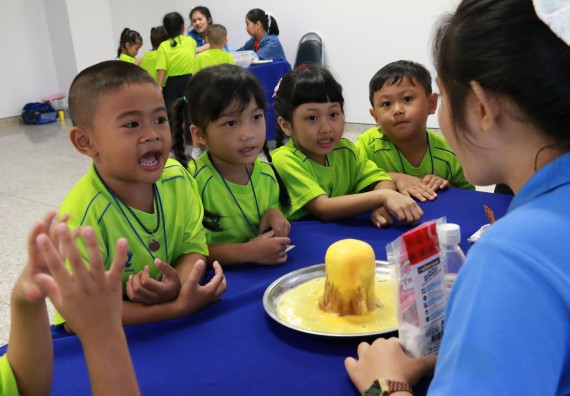 ภาพกิจกรรม คณะวิทยาศาสตร์และเทคโนโลยี จัดค่ายวิทยาศาสตร์โรงเรียนสาธิตฯ อนุบาล