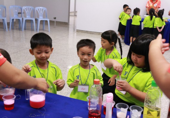 ภาพกิจกรรม คณะวิทยาศาสตร์และเทคโนโลยี จัดค่ายวิทยาศาสตร์โรงเรียนสาธิตฯ อนุบาล