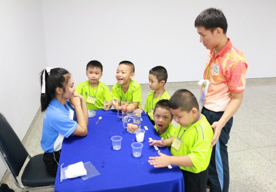 ภาพกิจกรรม คณะวิทยาศาสตร์และเทคโนโลยี จัดค่ายวิทยาศาสตร์โรงเรียนสาธิตฯ อนุบาล