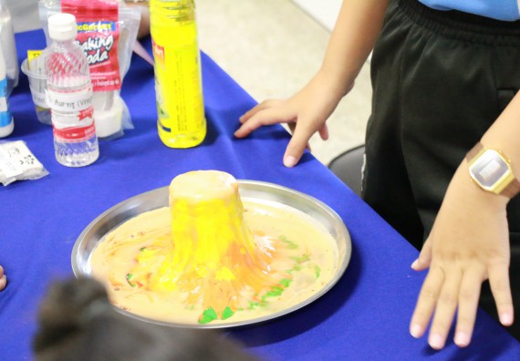 ภาพกิจกรรม คณะวิทยาศาสตร์และเทคโนโลยี จัดค่ายวิทยาศาสตร์โรงเรียนสาธิตฯ อนุบาล