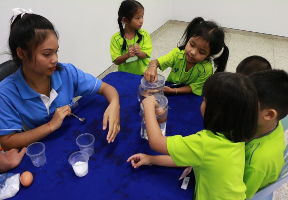 ภาพกิจกรรม คณะวิทยาศาสตร์และเทคโนโลยี จัดค่ายวิทยาศาสตร์โรงเรียนสาธิตฯ อนุบาล