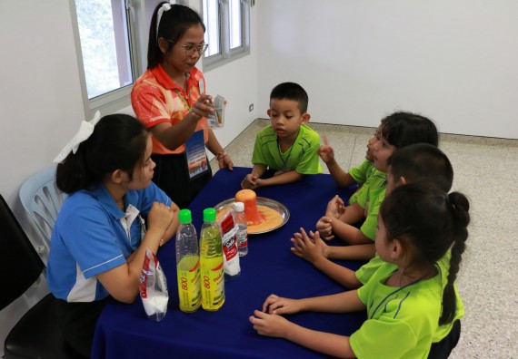 ภาพกิจกรรม คณะวิทยาศาสตร์และเทคโนโลยี จัดค่ายวิทยาศาสตร์โรงเรียนสาธิตฯ อนุบาล