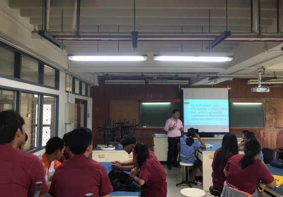 ภาพกิจกรรม โปรแกรมวิชาฟิสิกส์ จัดอบรมเชิงปฏิบัติการ เรื่อง การเขียนจดหมายสมัครงาน และการสัมภาษณ์งานเป็นภาษาอังกฤษ