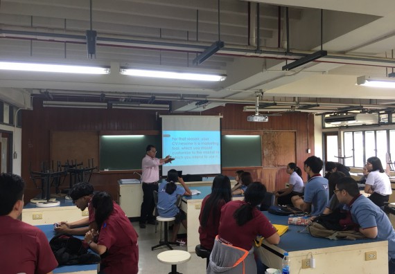 ภาพกิจกรรม โปรแกรมวิชาฟิสิกส์ จัดอบรมเชิงปฏิบัติการ เรื่อง การเขียนจดหมายสมัครงาน และการสัมภาษณ์งานเป็นภาษาอังกฤษ