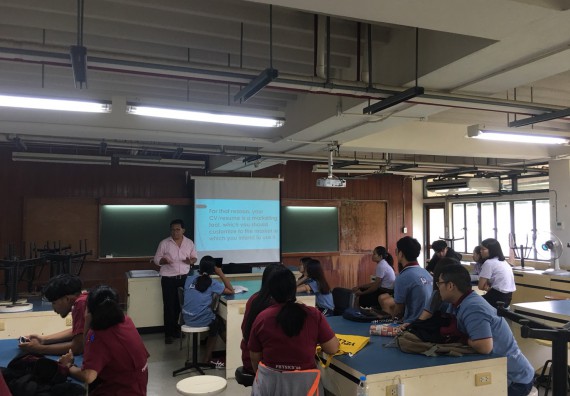 ภาพกิจกรรม โปรแกรมวิชาฟิสิกส์ จัดอบรมเชิงปฏิบัติการ เรื่อง การเขียนจดหมายสมัครงาน และการสัมภาษณ์งานเป็นภาษาอังกฤษ