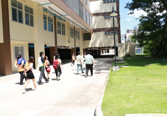 ภาพกิจกรรม คณะวิทยาศาสตร์และเทคโนโลยี เข้าร่วมกิจกรรม Big Cleaning Day ทำลายแหล่งเพาะพันธ์ลูกน้ำยุงลายภายในหน่วยงาน