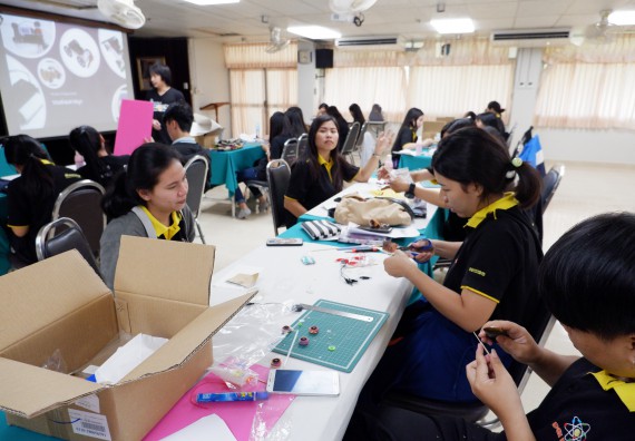 ภาพกิจกรรม โปรแกรมวิชาเคมี จัดอบรมเชิงปฏิบัติการพัฒนานักศึกษาครูด้วยแนวทางการศึกษาแบบสะเต็ม (STEM)