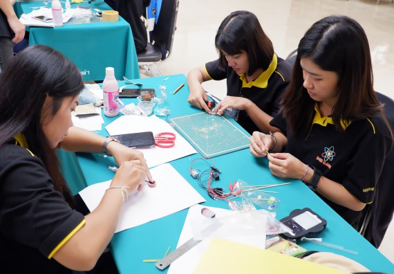 ภาพกิจกรรม โปรแกรมวิชาเคมี จัดอบรมเชิงปฏิบัติการพัฒนานักศึกษาครูด้วยแนวทางการศึกษาแบบสะเต็ม (STEM)