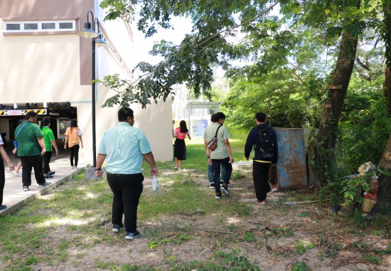 ภาพกิจกรรม คณะวิทยาศาสตร์และเทคโนโลยี จัดกิจกรรม Big Cleaning Day ทำลายแหล่งเพาะพันธ์ลูกน้ำยุงลายภายในหน่วยงาน